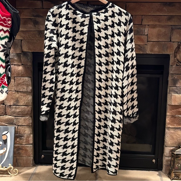 Hannah Sweaters - Hannah black and white Houndstooth long Cardigan Duster sweater Size Small